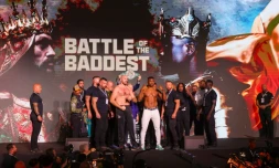 Le Britannique Tyson Fury et le Camerounais Francis Ngannou au centre de la scène lors de la pesée le 27 octobre 2023 à Ryad