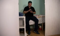 Harry Kajevic, un camionneur autrichien de 42 ans, dans sa "chambre" logée au sein d'un appartement-ruche illégal à Barcelone, le 22 février 2019 