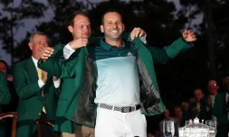 L'Espagnol Sergio Garcia, vainqueur du Masters de golf, revêt la célèbre veste verte, le 9 avril 2017 à Augusta (Géorgier)