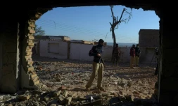 Un policier dans les ruines d'un temple hindou détruit par des résidents musulmans au Pakistan, le 31 décembre 2020
