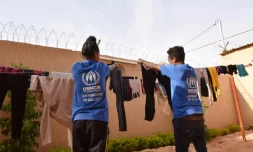 Des réfugiés évacués de Libye font sécher du linge dans un bâtiment du HCR à Niamey, le 17 novembre 2017.