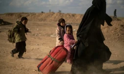 Une femme et ses enfants ayant fui le réduit du groupe Etat islamique (EI) dans l'est de la Syrie le 6 mars 2019