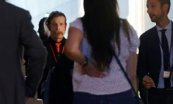 Le chanteur américain Jesse Hughes, du groupe Eagles of Death Metal (C) arrive pour être entendu lors du procès du 13 novembre 2015 au palais de justice historique de Paris le 17 mai 2022