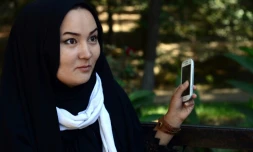 Fatima, la jeune psychologue afghane qui a filmé l'offensive de charme des talibans, ici le 29 octobre 2015 à Kaboul