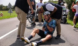 Le cycliste britannique Mark Cavendish après sa chute lors de la 8e étape du Tour de France entre Libourne et Limoges, le 8 juillet 2023