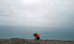 Détente sur la plage de Nice, le 1er mai 2021