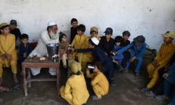 Gulzar Khan, 57 ans, verse de l'eau à certains de ses 36 enfants le 20 mai 2017 à Bannu, au nord-ouest du Pakistan