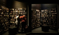 Des visiteurs regardent des  portraits de victimes du génocide de 1994 au Rwanda, exposés au Mémorial du génocide à Kigali, le 29 avril 2018