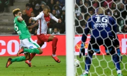 L'attaquant de Monaco Kylian Mbappé à la lutte avec le défenseur stéphanois, le 29 octobre 2016 au stade Geoffroy-Guichard