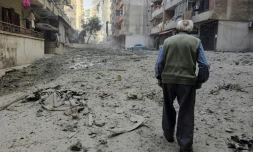 Un vieil homme marche au milieu des destructions provoquées opar des frappes israéliennes dans le quartier de Rweiss dans la banlieue sud de Beyrouth, le 14 novembre 2024