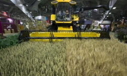 Un homme nettoie le pare-brise à l'intérieur d'une moissonneuse-batteuse au Salon de l'Agriculture à Paris le 24 février 2017