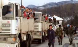 Des réfugiés musulmans à bord de camions des Nations Unies, le 30 mars 1993, fuient l'enclave de Srebrenica pour se rendre à Tuzla