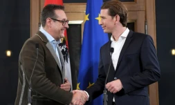 Le conservateur Sebastian Kurz (D) serre la main du prĂ©sident du Parti de la libertĂ© d'Autriche (FPĂ), Heinz-Christian Strache, le 15 dĂ©cembre 2017