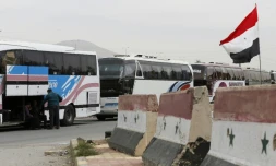 Bus du gouvernement syrien stationnés au passage de Wafidine, en périphérie de Damas, dans l'attente de nouvelles évacuations de Douma des combattants rebelles et de leus famille, le 3 avril 2018