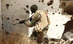 Un membre des forces loyales au gouvernement d'union libyen, près de Benghazi en Libye le 19 avril 2016