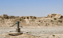 Une pompe à eau manuelle dans le village de Bolak, dans le nord de l'Afghanistan, l'un des pays les plus vulnérables aux effets du changement climatique, le 10 juillet 2025 