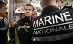 Emmanuel Macron en compagnie du capitaine de vaisseau JérÎme Halle commandant du SNLE "Le Terrible", lors d'une visite à la salle des missiles du submersible, en mer le 5 octobre 2017