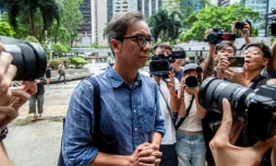 L'ancien rédacteur en chef de Stand News, Chung Pui-kuen (c) arrive au tribunal, le 26 septembre 2024 à Hong Kong