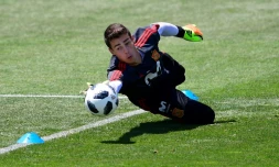 Le gardien de l'Espagne Kepa Arrizabalaga tente d'arrêter le ballon lors d'une séance d'entraînement pendant le Mondial, le 21 juin 2018 à Krasnodar 