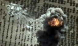 Capture d'écran d'une video fournie le 15 octobre 2015 par le ministère russe des Affaires étrangères montrant une frappe russe à Idleb en Syrie