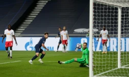 Le défenseur parisien Juan Bernat parachÚve le succÚs du PSG 3-0 contre Le RB Leipzig du gardien Peter Gulacsi au stade de la Luz, le 18 août 2020