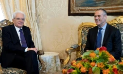 Le président italien Sergio Mattarella reçoit Carlo Cottarelli au Palais Quirinial à Rome le 28 mai 2018, sur une photo fournie par la présidence italienne