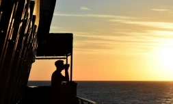 Un marin à bord du navire allemand Werra, surveille la Méditerranée le 30 septembre 2015