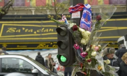 Des fleurs en hommage aux victimes, le 27 novembre 2015 devant le Bataclan à Paris