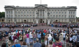 Une foule devant le palais de Buckingham à Londres, le 23 juillet 2013