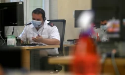 Des militaires espagnols sont chargés de tracer les cas-contacts du coronavirus au Quartier général de l'Armée espagnole, à Madrid, le 2 Octobre 2020