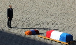 Le président Emmanuel Macron devant le cercueil de Charles Aznavour aux Invalides à Paris