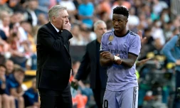 L'entraßneur du Real Madrid Carlo Ancelotti parle avec son attaquant brésilien Vinicius Jr lors du match de championnat d'Espagne contre le Valence CF, le 21 mai 2023 à Valence