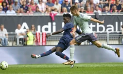 Le Parisien Timothy Weah (g), à la lutte avec le défenseur Josip Stanisic, ouvre le score contre le Bayern Munich lors d'un match amical, le 21 juillet à Klagenfurt en Autriche 