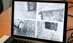 Un chercheur du CNRS montre l'image d'un baril de déchets nucléaires photographié en 1985, sur un écran d'ordinateur à bord du navire scientifique Atalante amarré au port de Brest avant son départ, le 15 juin 2025 dans le Finistère