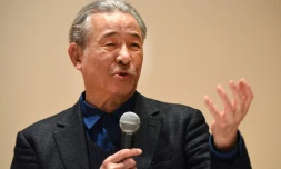 Le styliste japonais Issey Miyake lors d'une conférence de presse au National Art Center le 15 mars 2016 à Tokyo
