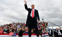 Le président américain Donald Trump arrive pour un meeting "Make America Great Again", le 3 novembre 2018 à Belgrade, dans le Montana