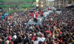 Le président kenyan Uhuru Kenyatta et son vice-président William Ruto arrivent à un meeting électoral le 23 octobre 017 à Nairobi