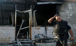 Un membre des forces de sécurité israélienne inspecte une maison incendiée par des juifs extrémistes dans le village de Duma en Cisjordanie, le 31 juillet 2015