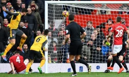 L'attaquant d'Arsenal Olivier Giroud (g) égalise face à Manchester United à Old Trafford, le 19 novembre 2016