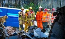 Des membres des services d'urgence recherchent des victimes de l'effondrement partiel d'un immeuble résidentiel, le 8 décembre 2024 à La Haye, aux Pays-Bas
