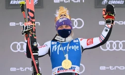 Tessa Worley sur la 1re marche du podium du slalom géant de Kronplatz, en Italie, le 26 janvier 2021