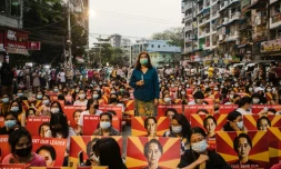 Des manifestantes à Rangoun le 12 mars 2021 brandissent des pancartes portant l'image de la cheffe du gouvernement civil renversée par un coup d'Etat et détenue.