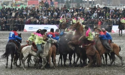 Des cavaliers s'affrontent dans un tournoi de bouzkachi, un sport emblématique en Afghanistan, à Kaboul le 12 mars 2020