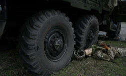 Le corps d'un soldat aprÚs un accrochage à Kiev entre forces russes et ukrainiennes, le 25 février 2022