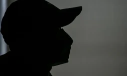 Un homme identifié comme Zhang, qui a perdu son père du nouveau coronavirus, lors d'un entretien avec l'AFP à Wuhan le 1er avril 2020 