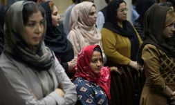 Par tradition et conservatisme, les noms des femmes en Afghanistan sont souvent omis sur les cartons d'invitations et même les pierres tombales