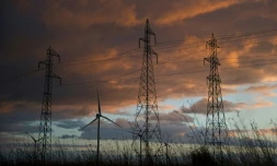 Des turbines éoliennes et des pylÎnes électriques prÚs d'Allonnes, dans le centre de la France, le 31 janvier 2022