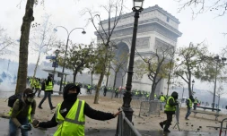 Les "Gilets jaunes" mobilisés lors d'une manifestation devant l'Arc de Triomphe le 1er décembre 2018 à Paris