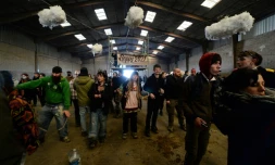 Des participants à une fête sauvage du Nouvel an à Lieuron (environ 40 km au sud de Rennes), le 1er janvier 2021