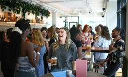 Des jeunes femmes se rencontrent dans un bar à Londres à la recherche de colocataires, dans le style d'un speed dating, le 11 mai 2024